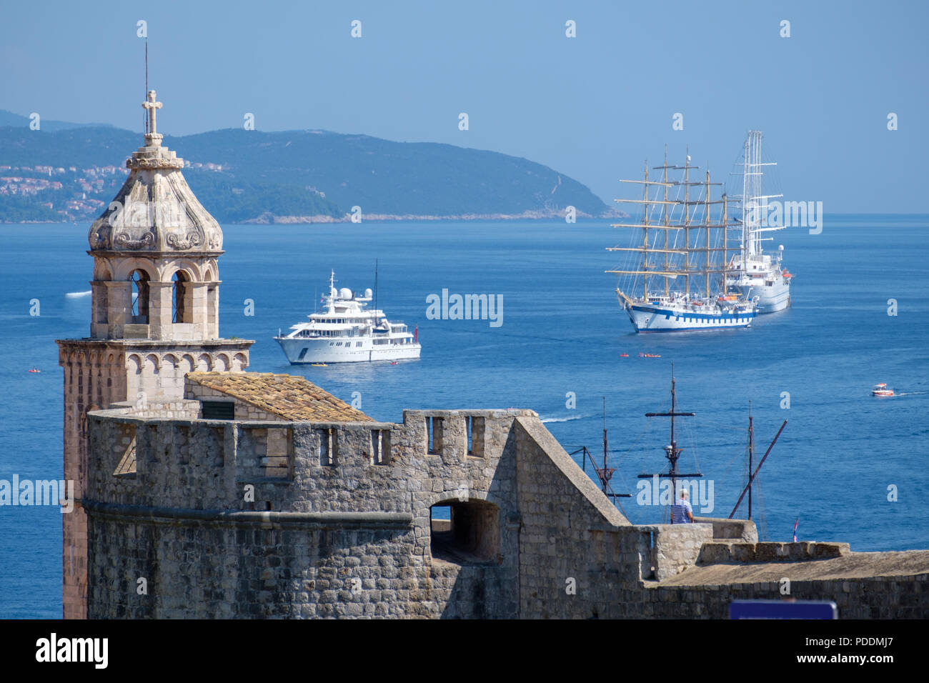 Kirche, Turm und die Stadtmauer der Altstadt Dubrovnik mit Segelbooten und Yachten im Hintergrund, Dubrovnik, Kroatien, Europa Stockfoto