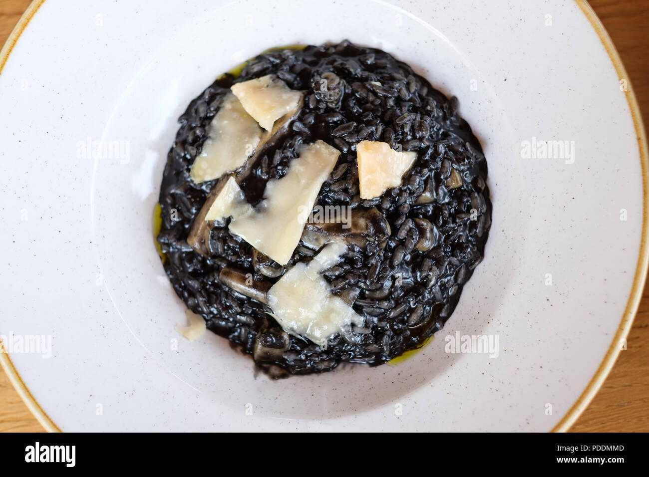 Tintenfisch-Risotto mit bowa Restaurant, Sipan Insel. Elafiti Inseln, Kroatien, Europa Stockfoto