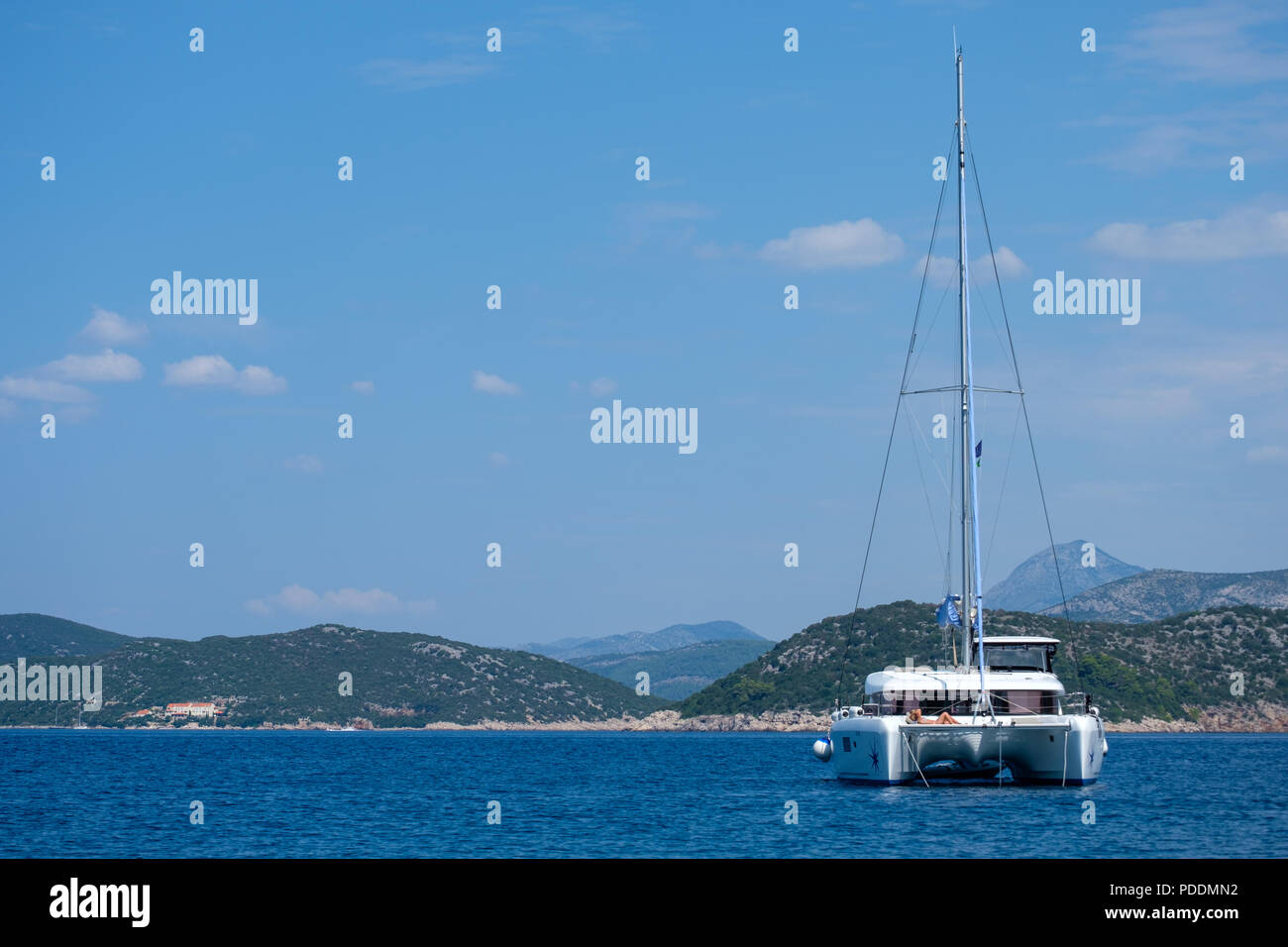 Segelboot Katamaran auf See Stockfoto
