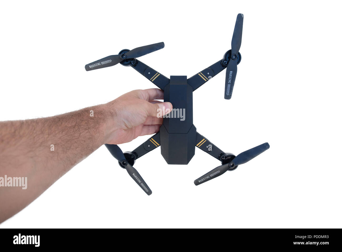 Mann hält eine kleine Drohne in der Hand auf weißem Hintergrund Stockfoto