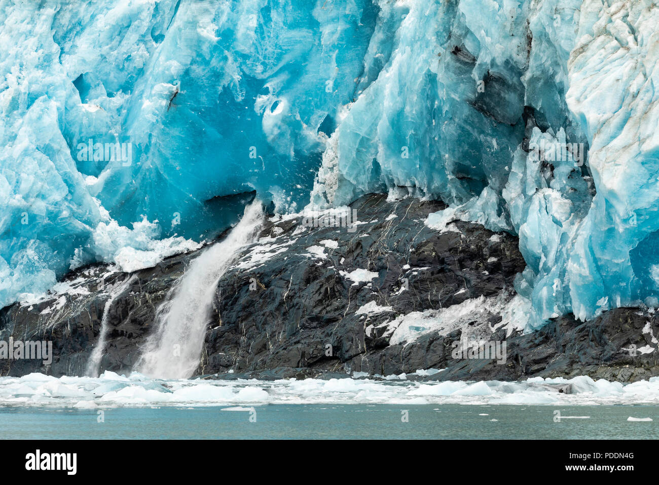 Schmelzwasser fließt von der Überraschung Gletscher im Prince William Sound in Southcentral Alaska. Stockfoto