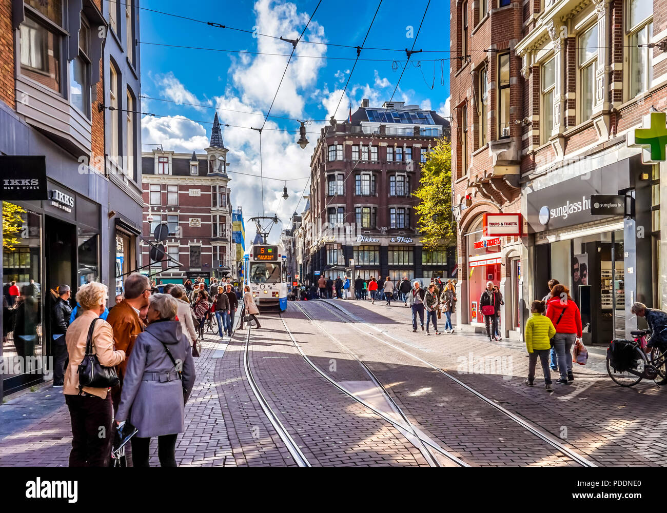 Ein wunderschöner Herbst Tag für Fußgänger und Straßenbahnen im berühmten und belebten Leidsestraat im Zentrum von Amsterdam in den Niederlanden. Stockfoto