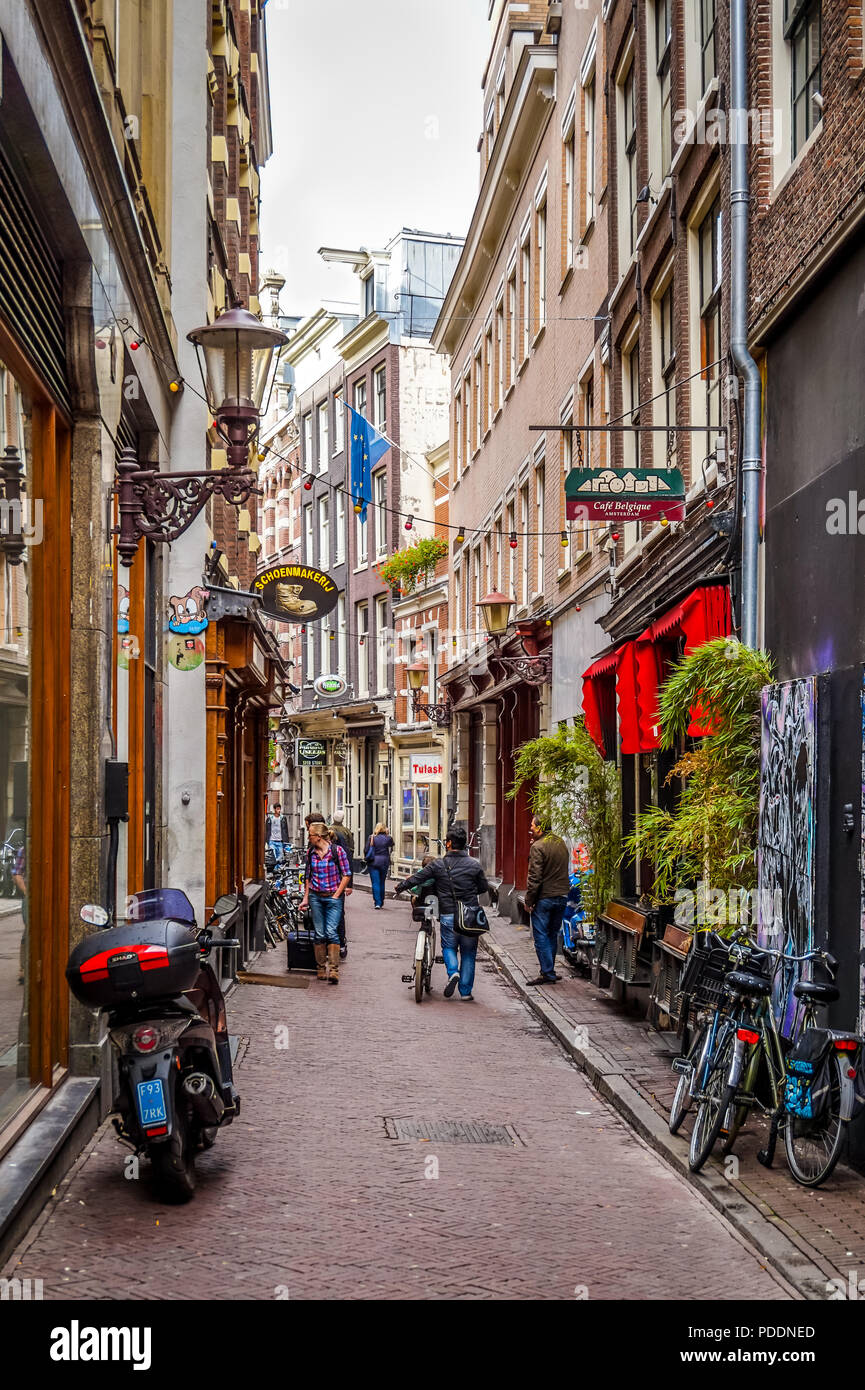 Schmale Straßen mit historischen Gebäuden in der Altstadt von Amsterdam in den Niederlanden Stockfoto