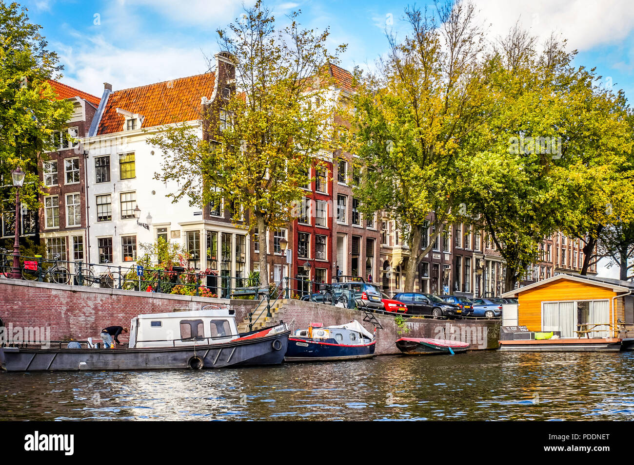 Oudeschans Kanal mit seinen historischen Kanalhäusern und Haus Boote, in der Nähe der Montelbaans Tower im Zentrum von Amsterdam, in den Niederlanden Stockfoto