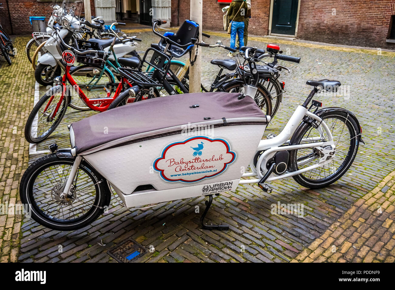 Fahrräder aller Arten von Formen und Formen sind immer noch das wichtigste Verkehrsmittel im alten Zentrum von Amsterdam in den Niederlanden Stockfoto
