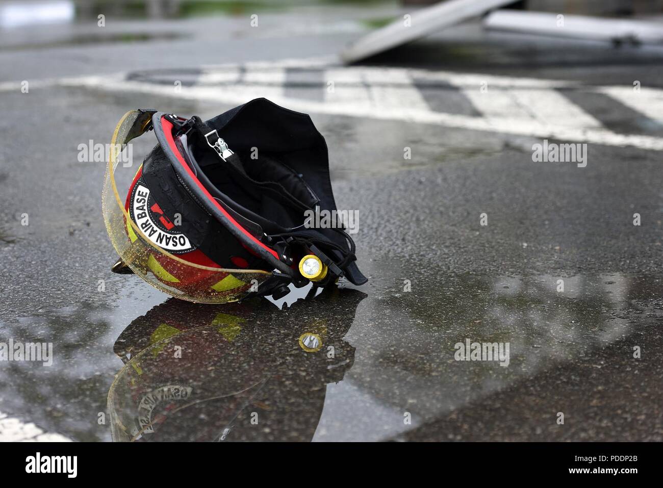 Us-Flieger auf der 51. Bauingenieur Squadron Feuerwehr- und Rettungsdienste Flug zugewiesene zusammen mit koreanischen Feuerwehrmänner und Erstversorgern, zusammengetan, um eine groß angelegte Übung in der koreanischen nationalen Universität von Wohlfahrt in Pyeongtaek, Republik Korea, 17. Mai 2018 in Angriff zu nehmen. Beide Seiten teilen sich eine gegenseitige Hilfe Vereinbarung, mit der US Air Force Feuerwehrmänner von Osan Flughafen in off-base Notsituationen wie das Szenario während der Übung vorgestellt. Stockfoto