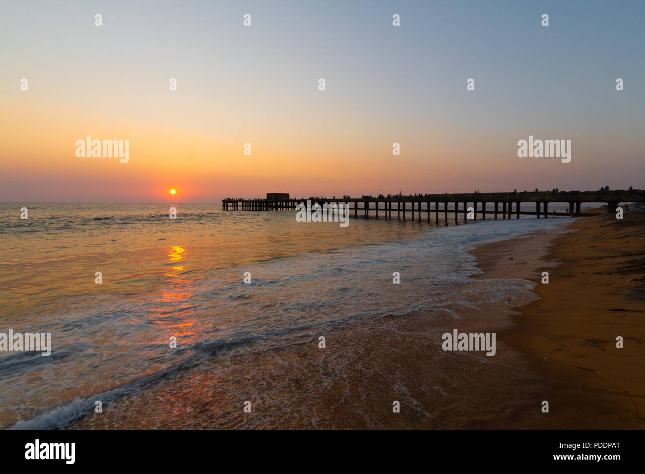 Valiyathura Pier während des Sonnenuntergangs. Sonnenuntergang und Pier. Kerala Tourismus, Thiruvanathapuram, Kerala. Stockfoto