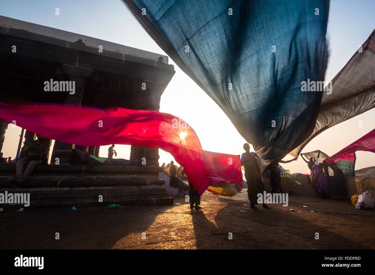 Eine indische Frau trocknet ihr saree, nachdem ein heiliges Bad bei Thriveni Sangam, kanyakumari, Tamil Nadu. Stockfoto