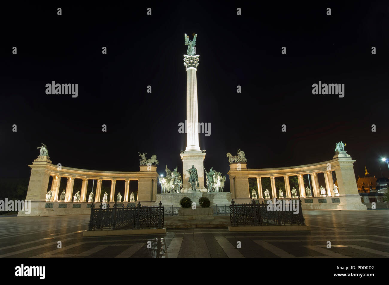 Heldenplatz und Statue Denkmal in Budapest, Ungarn. Nacht Szene Stockfoto