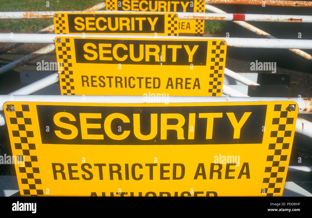 Reihen von gelben Sicherheit eingeschränkt Zeichen, Adelaide, South Australia. Stockfoto