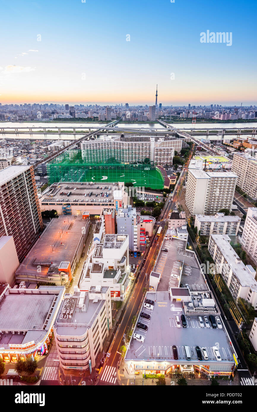 Wirtschaft und Kultur Konzept - Panoramablick auf die moderne Skyline der Stadt aus der Vogelperspektive Luftaufnahme mit Tokyo skytree unter dramatischen Abendrot und schön bewölkt s Stockfoto