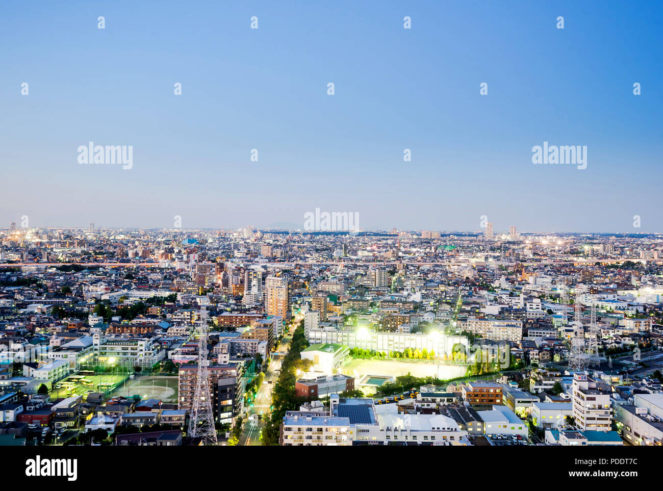 Wirtschaft und Kultur Konzept für Immobilien und Corporate Bau - Panoramablick auf die moderne Skyline der Stadt aus der Vogelperspektive aerial Nacht Sicht unter dramatischen Neon Stockfoto