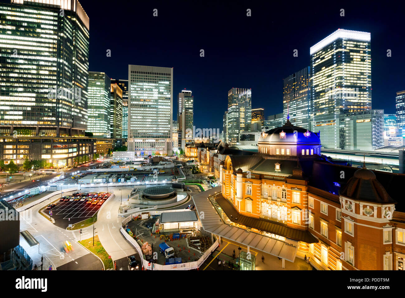 Business Konzept für Immobilien und Corporate Bau - Panoramablick auf die moderne Skyline der Stadt aus der Vogelperspektive aerial Nacht Ansicht mit Tokyo Station unter Dramat Stockfoto