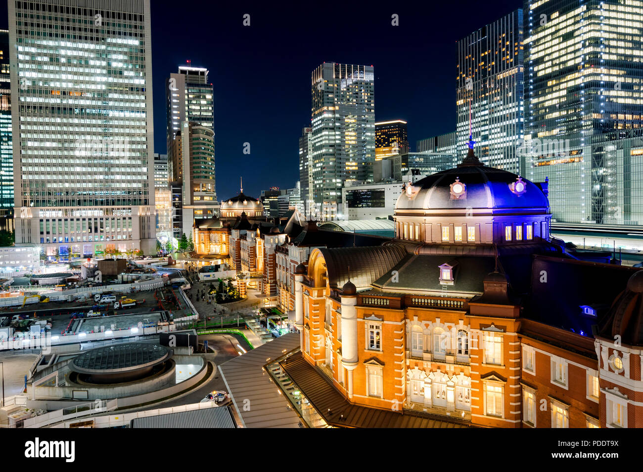 Business Konzept für Immobilien und Corporate Bau - Panoramablick auf die moderne Skyline der Stadt aus der Vogelperspektive aerial Nacht Ansicht mit Tokyo Station unter Dramat Stockfoto