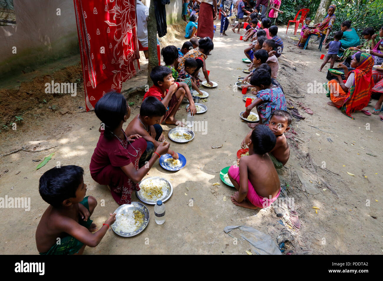 Kinder essen ihre Mahlzeiten auf eine vorübergehende Flüchtlingslager bei Kutupalong in Cox's Bazar. Bangladesch Stockfoto