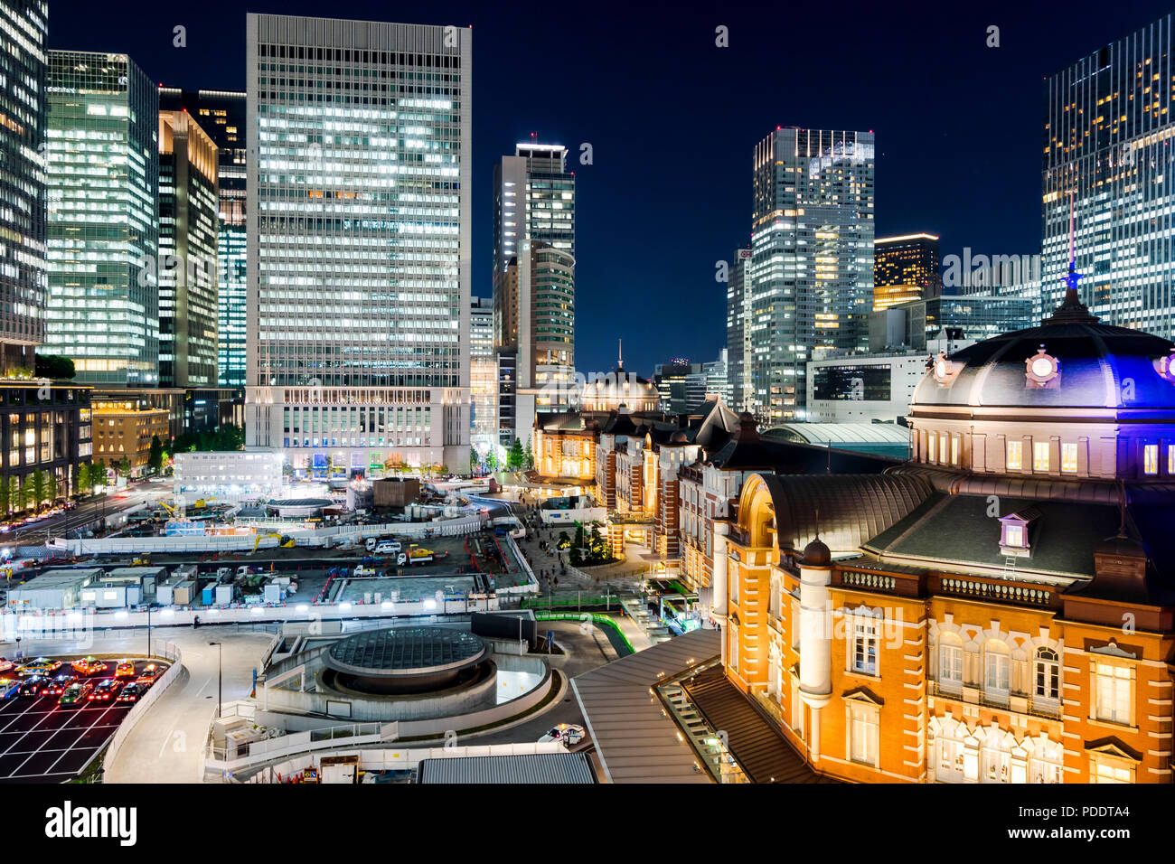 Business Konzept für Immobilien und Corporate Bau - Panoramablick auf die moderne Skyline der Stadt aus der Vogelperspektive aerial Nacht Ansicht mit Tokyo Station unter Dramat Stockfoto