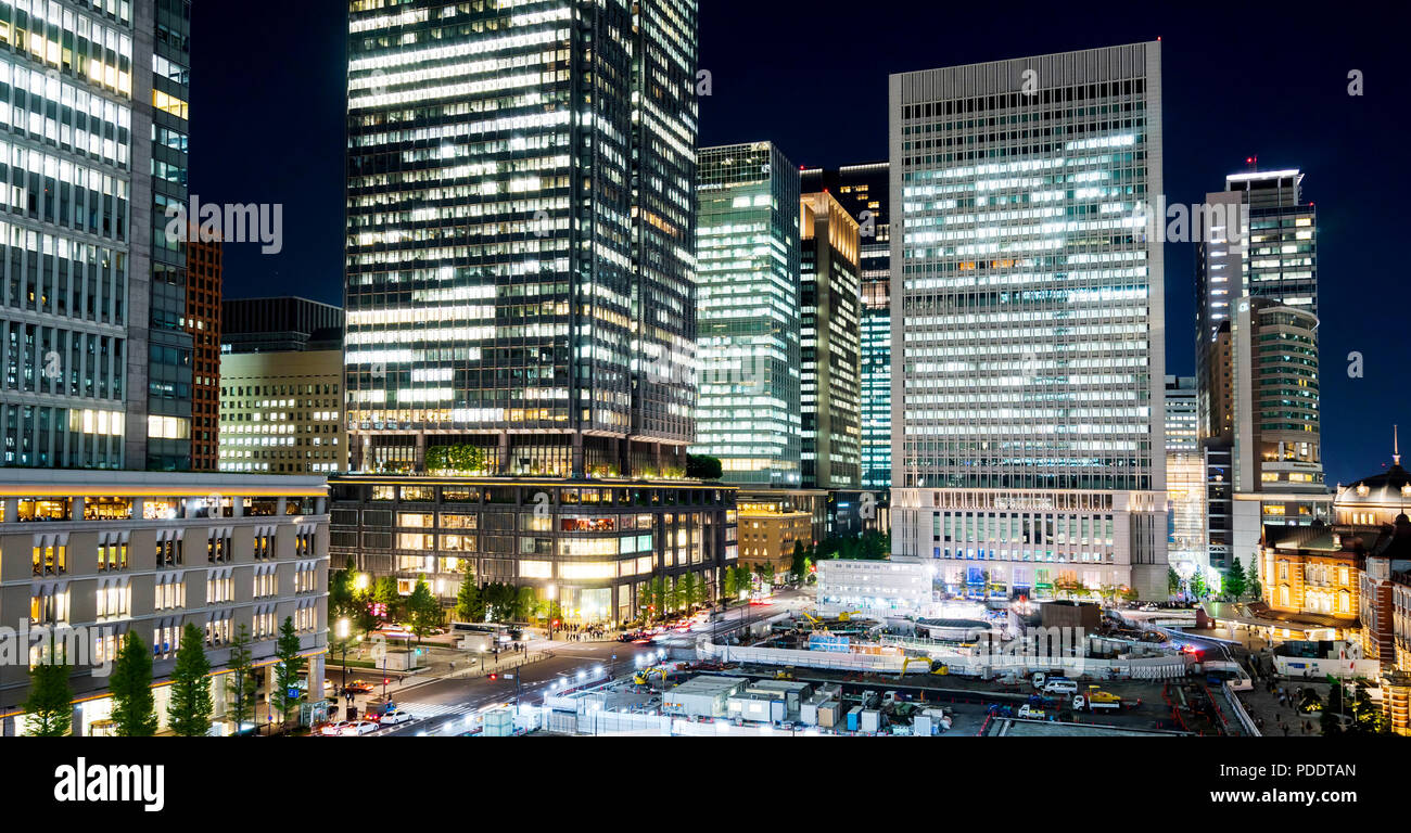 Business Konzept für Immobilien und Corporate Bau - Panoramablick auf die moderne Skyline der Stadt aus der Vogelperspektive aerial Nacht Ansicht mit Tokyo Station unter Dramat Stockfoto