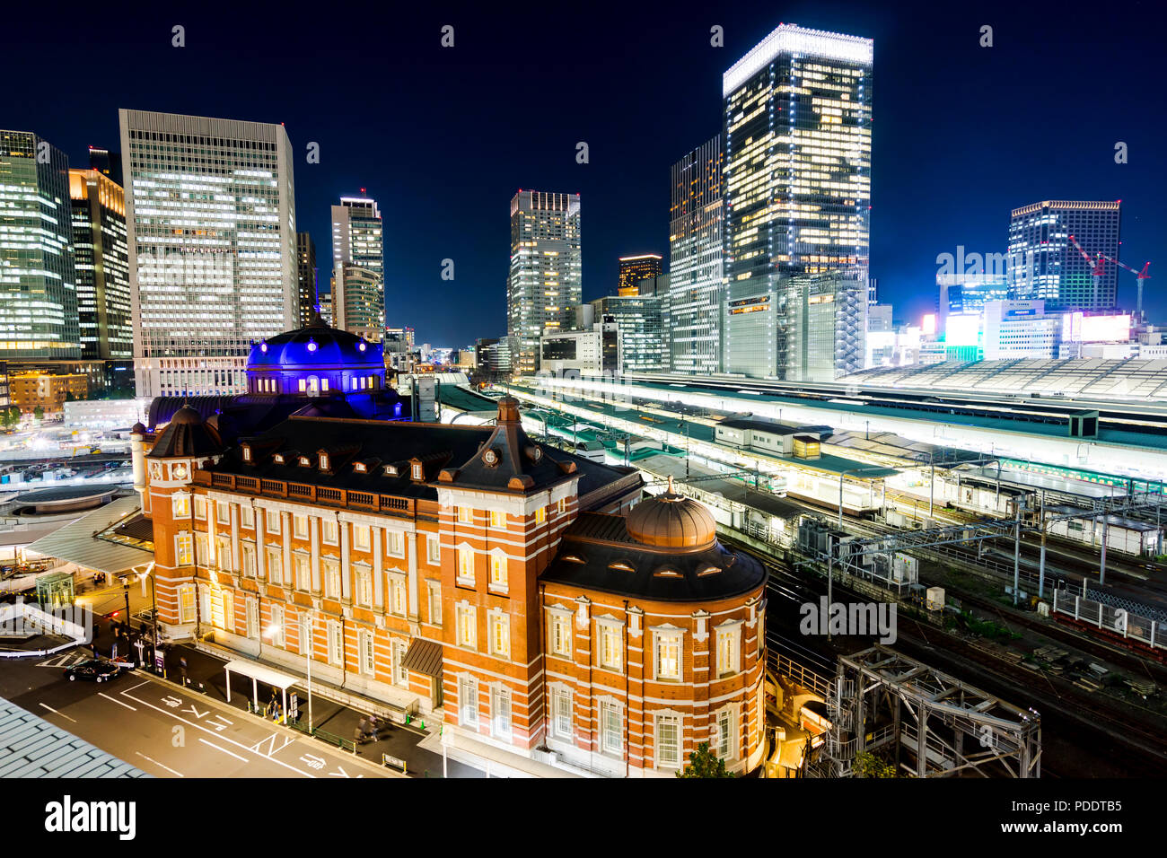 Business Konzept für Immobilien und Corporate Bau - Panoramablick auf die moderne Skyline der Stadt aus der Vogelperspektive aerial Nacht Ansicht mit Tokyo Station unter Dramat Stockfoto