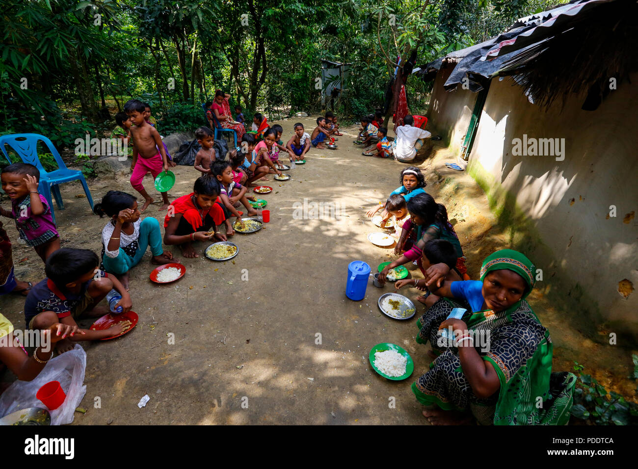 Hindu Flüchtlinge gegeben werden Mahlzeiten an einem temporären Schutz in der Nähe von Kutupalong in Cox's Bazar. Hunderte von Hindus floh Myanmars Rakhine Tierheim in Cox suchen Stockfoto