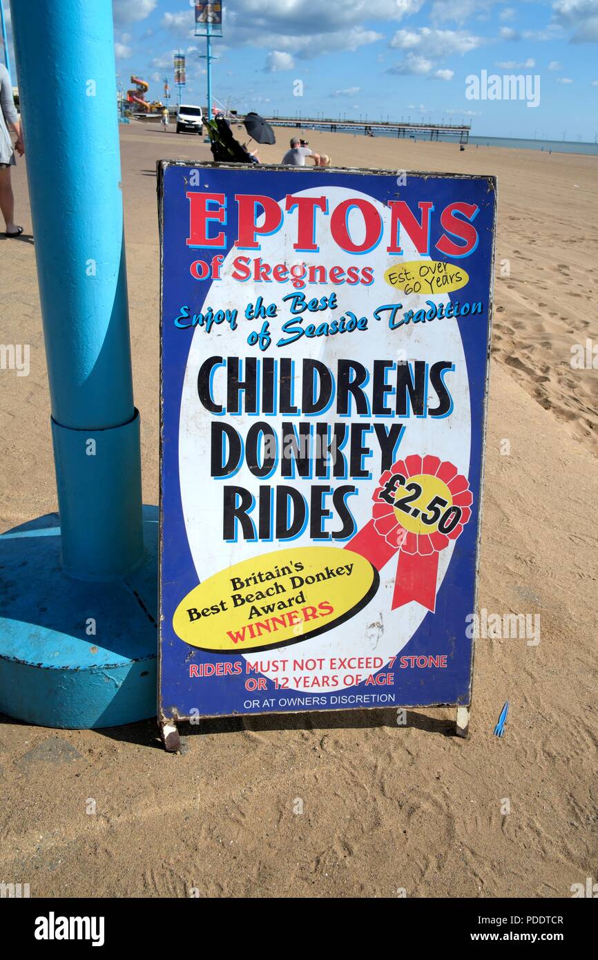 Werbung Board für Eselreiten für Kinder, Skegness, Lincolnshire, England, Großbritannien Stockfoto