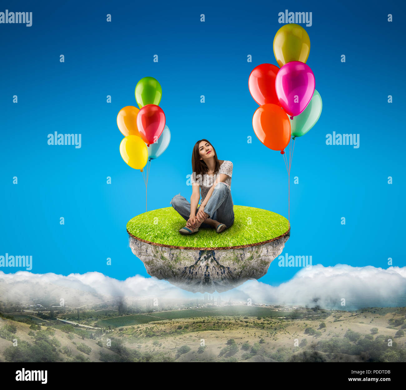 Frau fliegt in den Himmel auf der Insel mit Luftballons Stockfoto