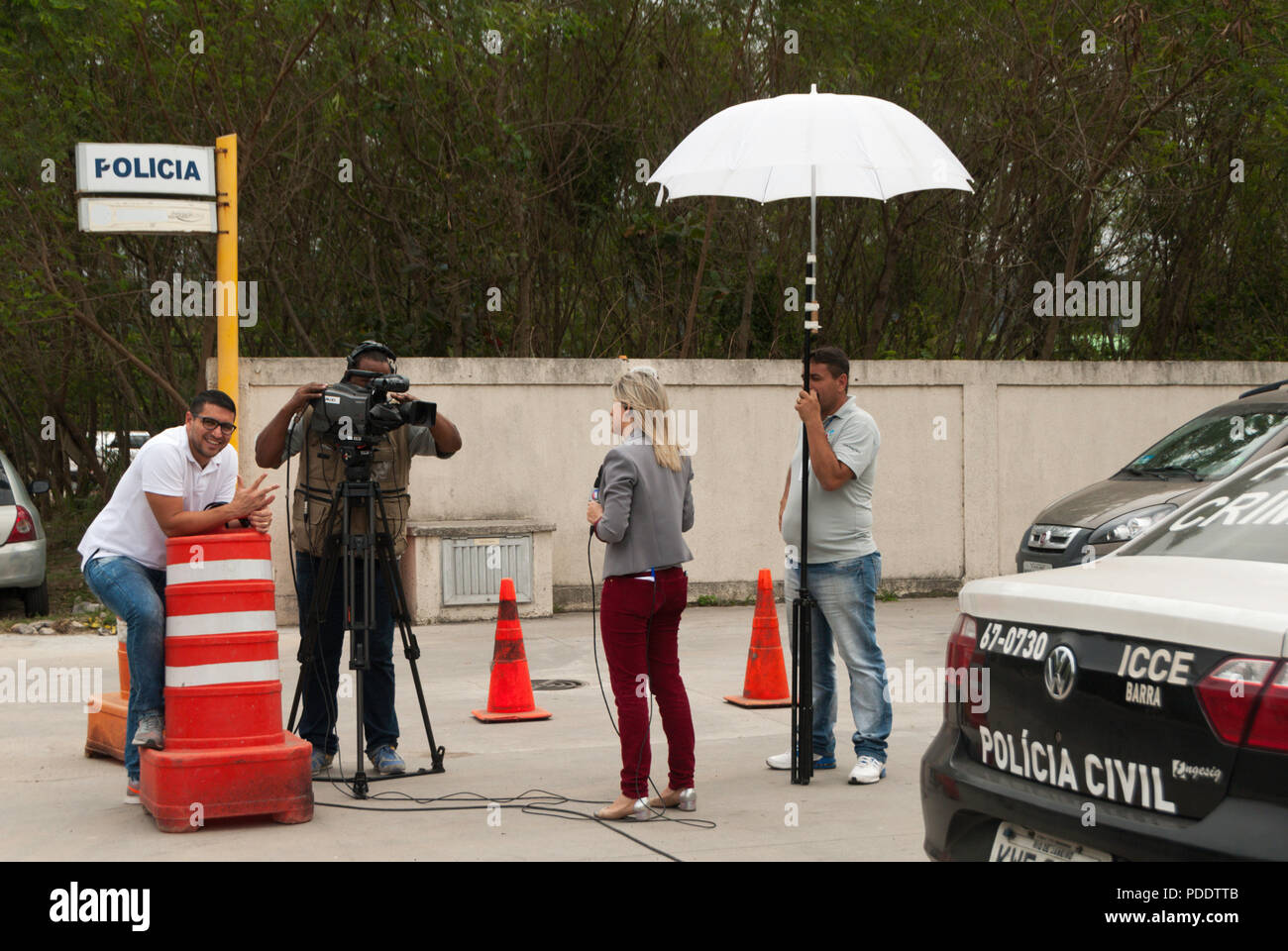 Globo Journalisten, die Reportagen in der Nähe der Polizei in Rio de Janeiro, Brasilien Stockfoto