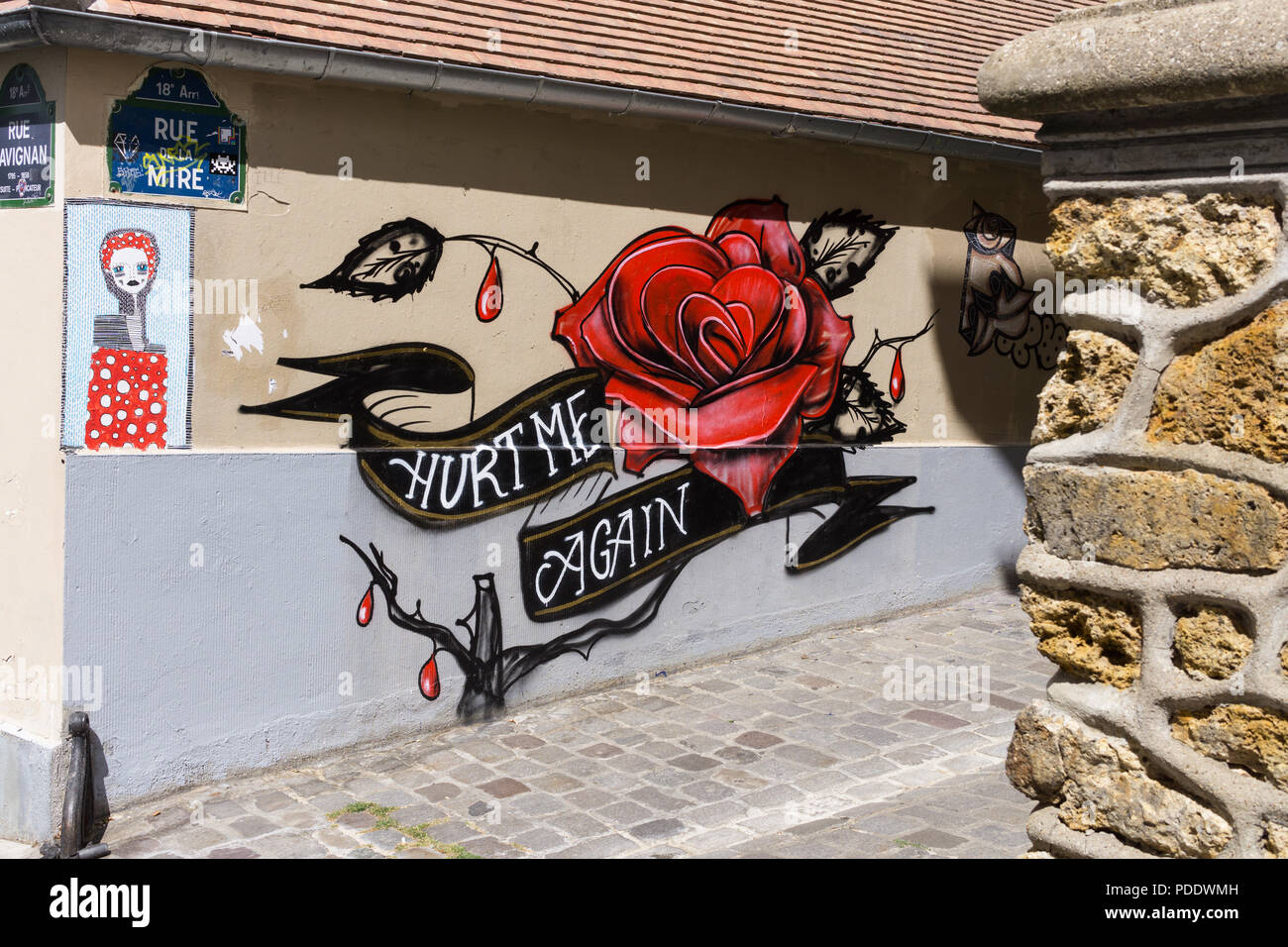Montmartre - Paris Street Art Graffiti von einer Rose Dorn verletzt in Montmartre in Paris, Frankreich, Europa. Stockfoto