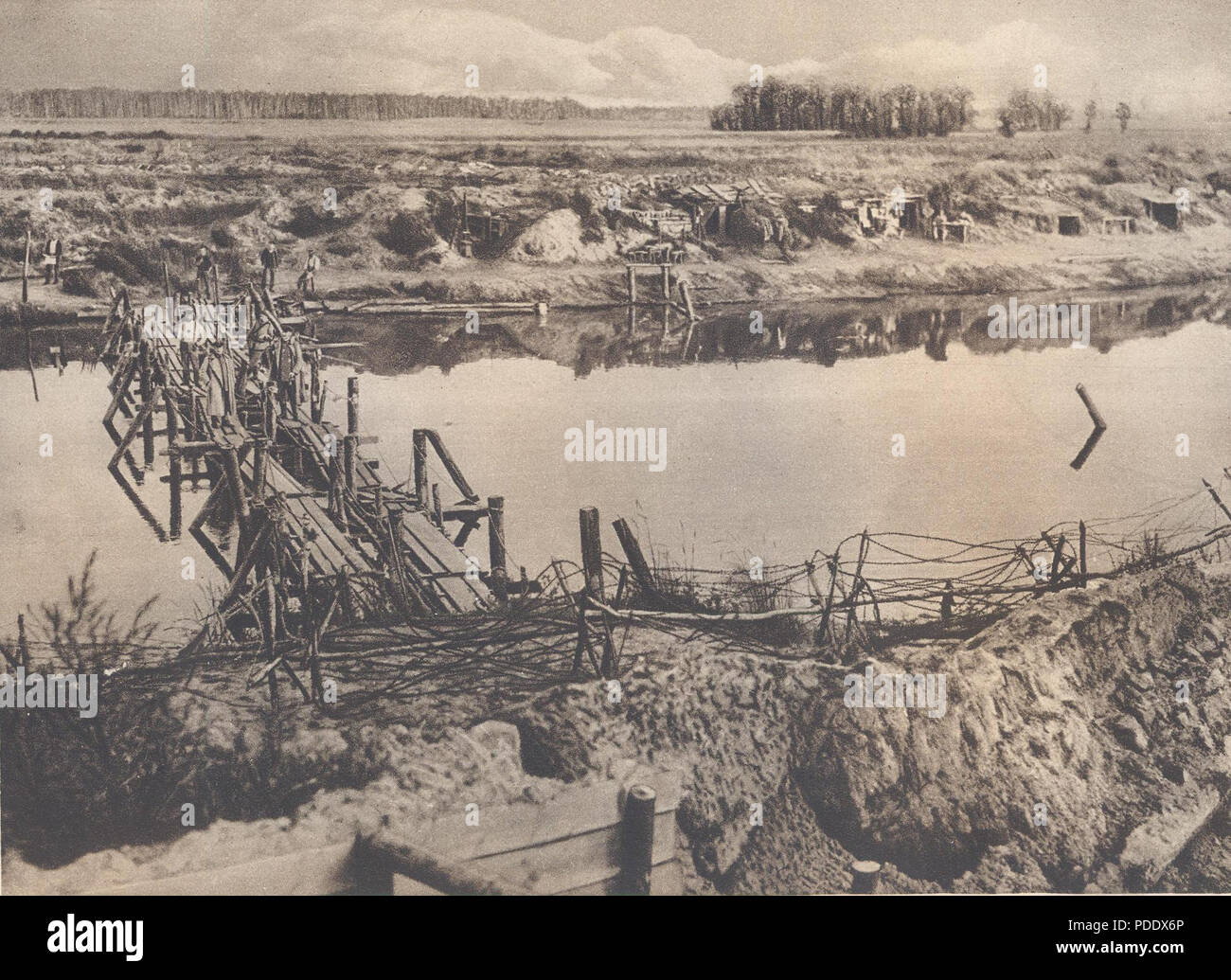 55 BASA-237 K -1-361-10 - Aus dem Osten vor. Unterirdische Tierheim errichtet, die von den Russen, jetzt mit deutscher Soldaten als Winterresidenz. Stockfoto