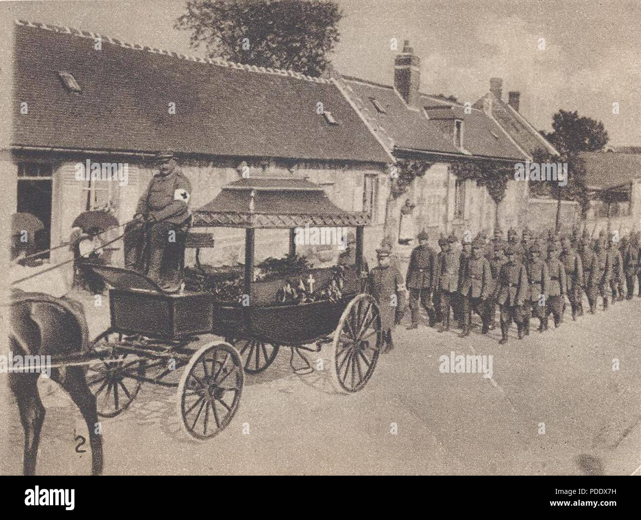 55 BASA-237 K -1-361-15 - Aus dem Westen vor. Beerdigung von deutschen Soldaten. Ein Trauerzug in den Straßen von Noyon. Stockfoto