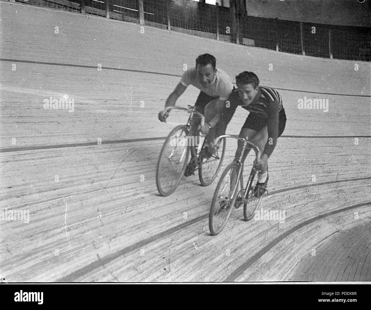 154 33694 SLNSW Fahrradfahrer bei Sports Arena mitgenommen für Bruce kleine Ltd Oppermann für den Versuch, mit dem 24-unpaced Weltrekord bereitet Stockfoto