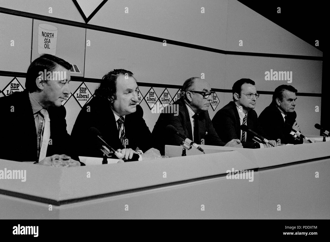 Top industrielle Sir John Harvey-Jones, der ehemalige Vorsitzende des ICI (2. von links) und David Sainsbury (2. von rechts), Finance Director von J. Sainsbury, melden Sie die Staats- und Regierungschefs der NATO David Steel (l), Dr. David Owen (r) und Roy Jenkins (Mitte) bei der täglichen Pressekonferenz in der Nationalen Liberalen Club, London. Die beiden Führungskräfte waren unter anderem sieben Business Häuptlinge, die, in einem Brief an die nationalen Zeitungen heute veröffentlicht, die Allianz als die beste Hoffnung für die britische Industrie gesichert, Stockfoto