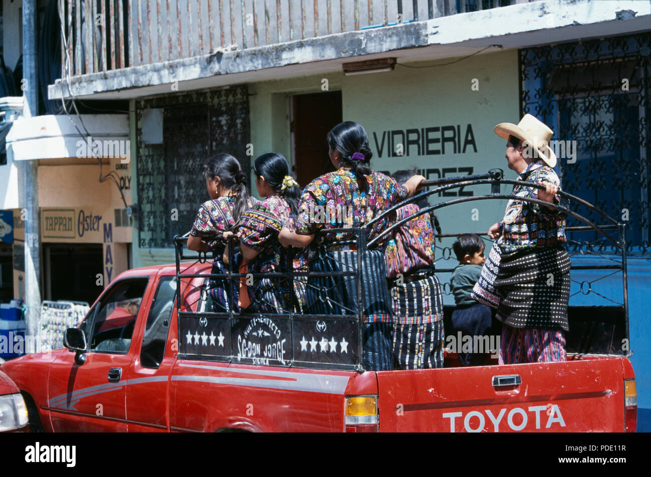 Tz'utujil Maya Familie in Toyota Pick-up in Santiago Atitlan, Guatemala für redaktionelle NUR VERWENDEN Stockfoto