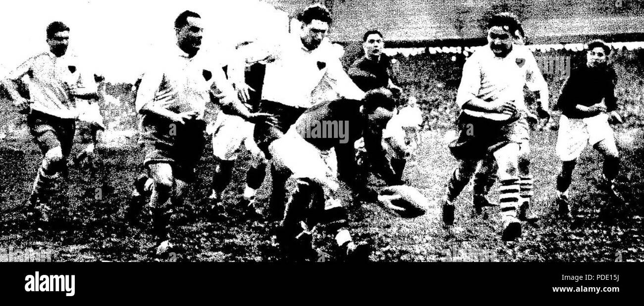 98 Championnat de France de Rugby à XV 1936 Narbonne-Montferrand, le Demi d'Ouverture narbonnais Raynaud relève un-Dribbling conduit par Les Avants montferrandais Stockfoto