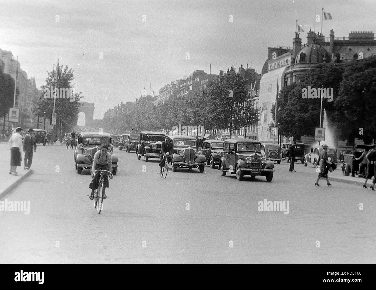 98 Champs-Elysée, eine háttérben diadalív. Fortepan4286 Stockfoto