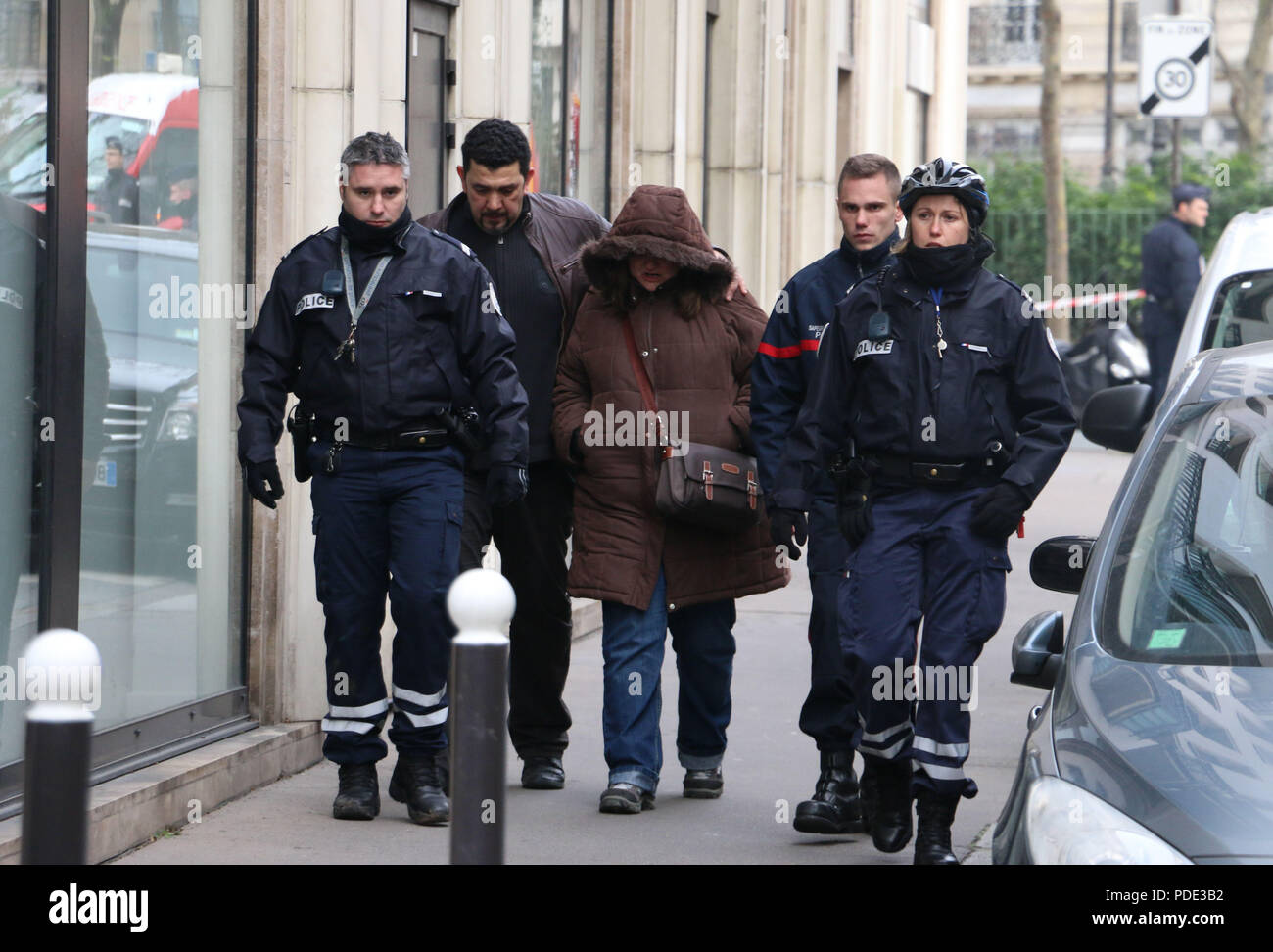 Januar 07, 2015 - Paris, Frankreich: Szene außerhalb des Büros der Satirezeitschrift Charlie Hebdo nach einer tödlichen Schießen Angriff. Bewaffnete Banditen überfallen die Büros der französische satirische Wochenzeitung Charlie Hebdo in Paris am Mittwoch, töten mindestens 12 Menschen in dem, was Präsident Franois Hollande sagte war "zweifellos ein terroristischer Angriff'. A l'Exterieur de la Redaction de Charlie Hebdo, Rue Nicolas Appert Szene, peu Apres l'Sprengstoffanschlag meurtrier du 7 janvier 2015. *** Frankreich/KEINE VERKÄUFE IN DEN FRANZÖSISCHEN MEDIEN *** Stockfoto