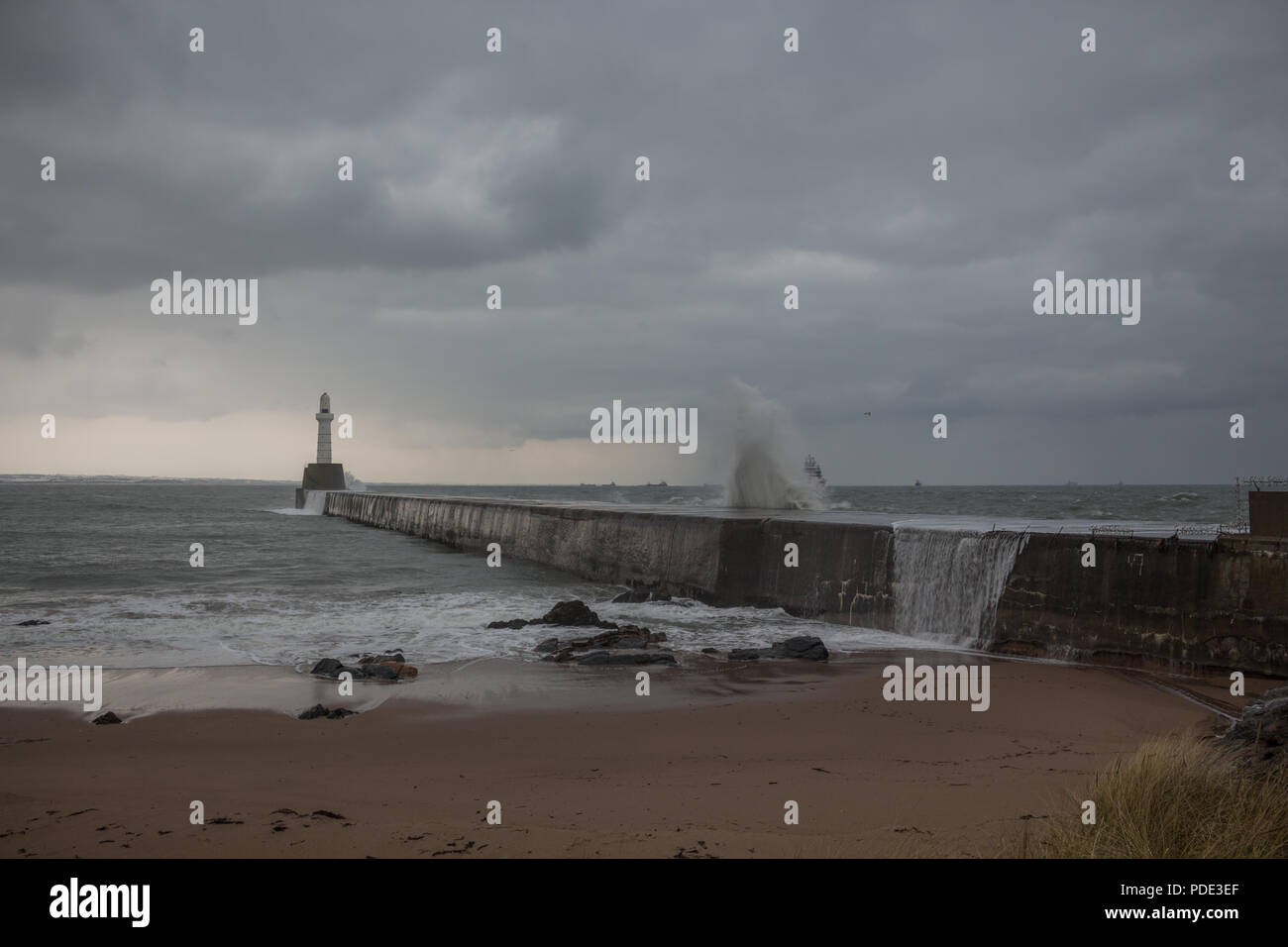 Aberdeen South Breakwater durch Wellen während das Tier aus dem Osten Sturm zerschlagen. Stockfoto