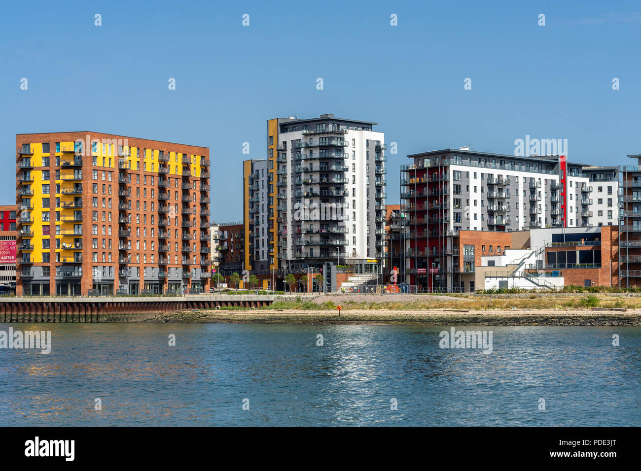 Blick über den Fluss Itchen auf die neue Entwicklung des Luxus Wohnungen in 100 Kai Woolston, Southampton im Sommer 2018, Großbritannien Stockfoto