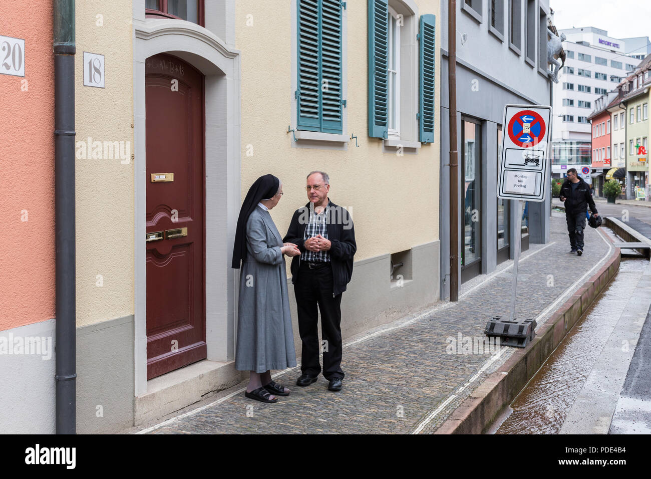 Nonne ein Gespräch mit einem Mann auf der Straße von deutschen Stadt Freiburg Stockfoto