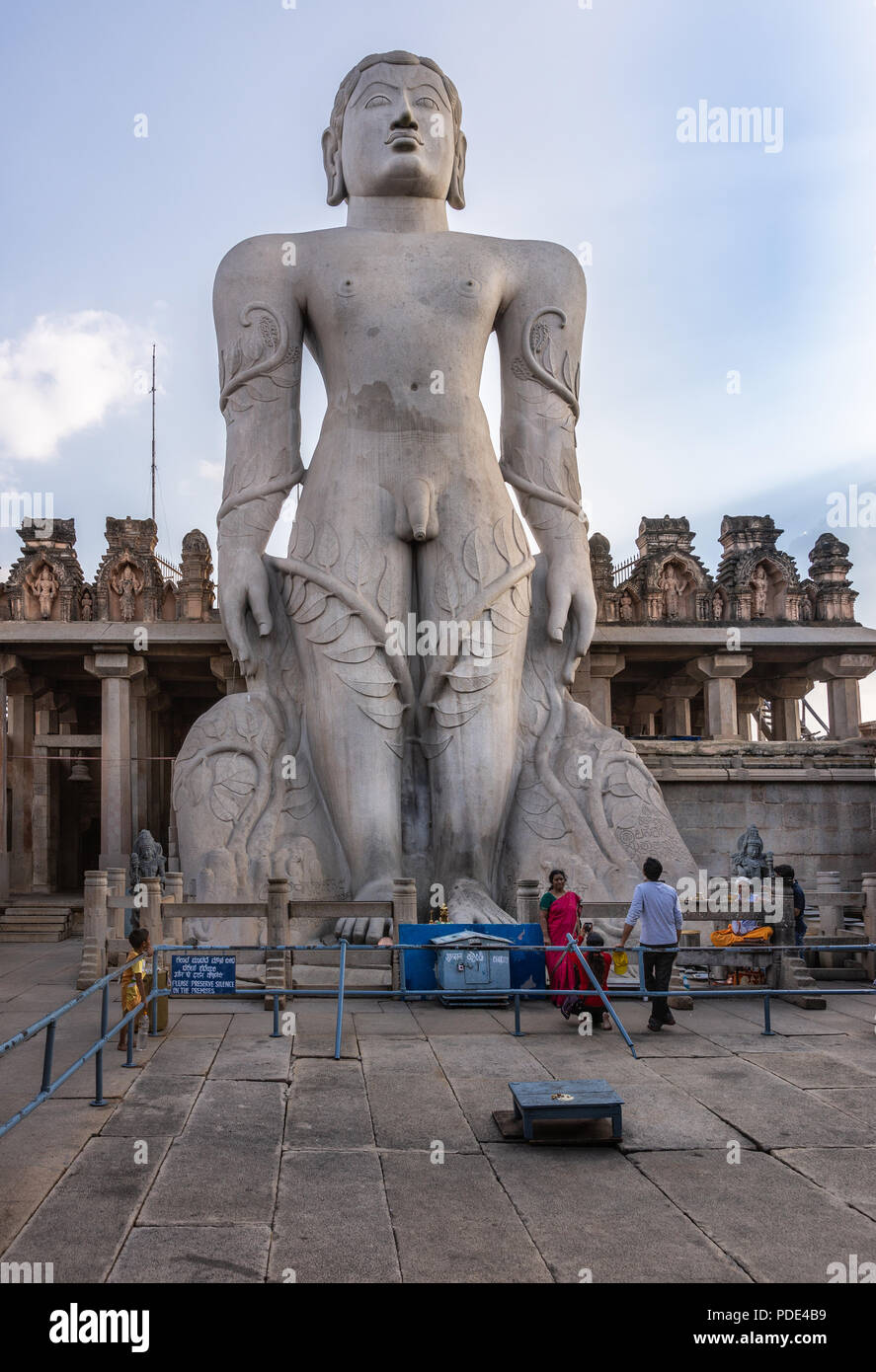 Shravanabelagola, Karnataka, Indien - 1. November 2013: An der Jain Tirth, grauer Granit Riese Bhagwan Bahubali Statue. Pilger vor, Tempel buildi Stockfoto