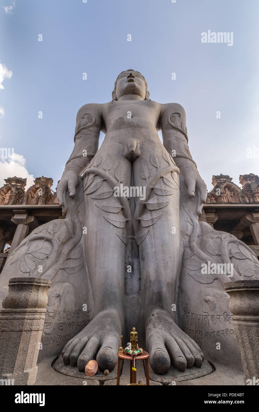 Shravanabelagola, Karnataka, Indien - 1. November 2013: An der Jain Tirth, grauer Granit Riese Bhagwan Bahubali Statue. Tempel, Gebäude und Sky im Rücken. Stockfoto