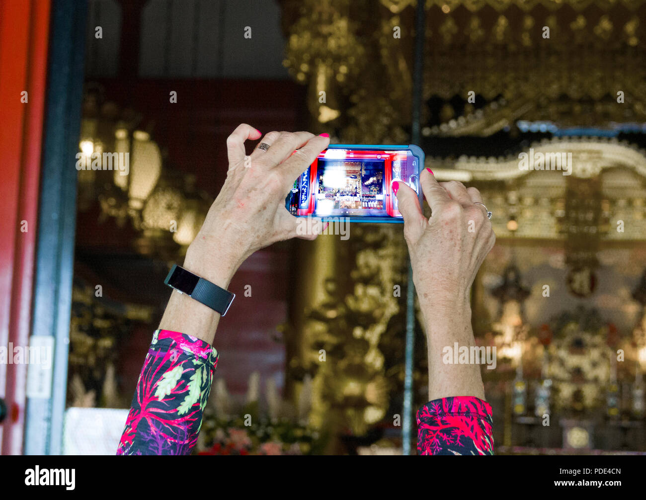 Frau unter Smartphone Foto im Shinto Schrein Asakusa Tokyo Japan Asien Stockfoto