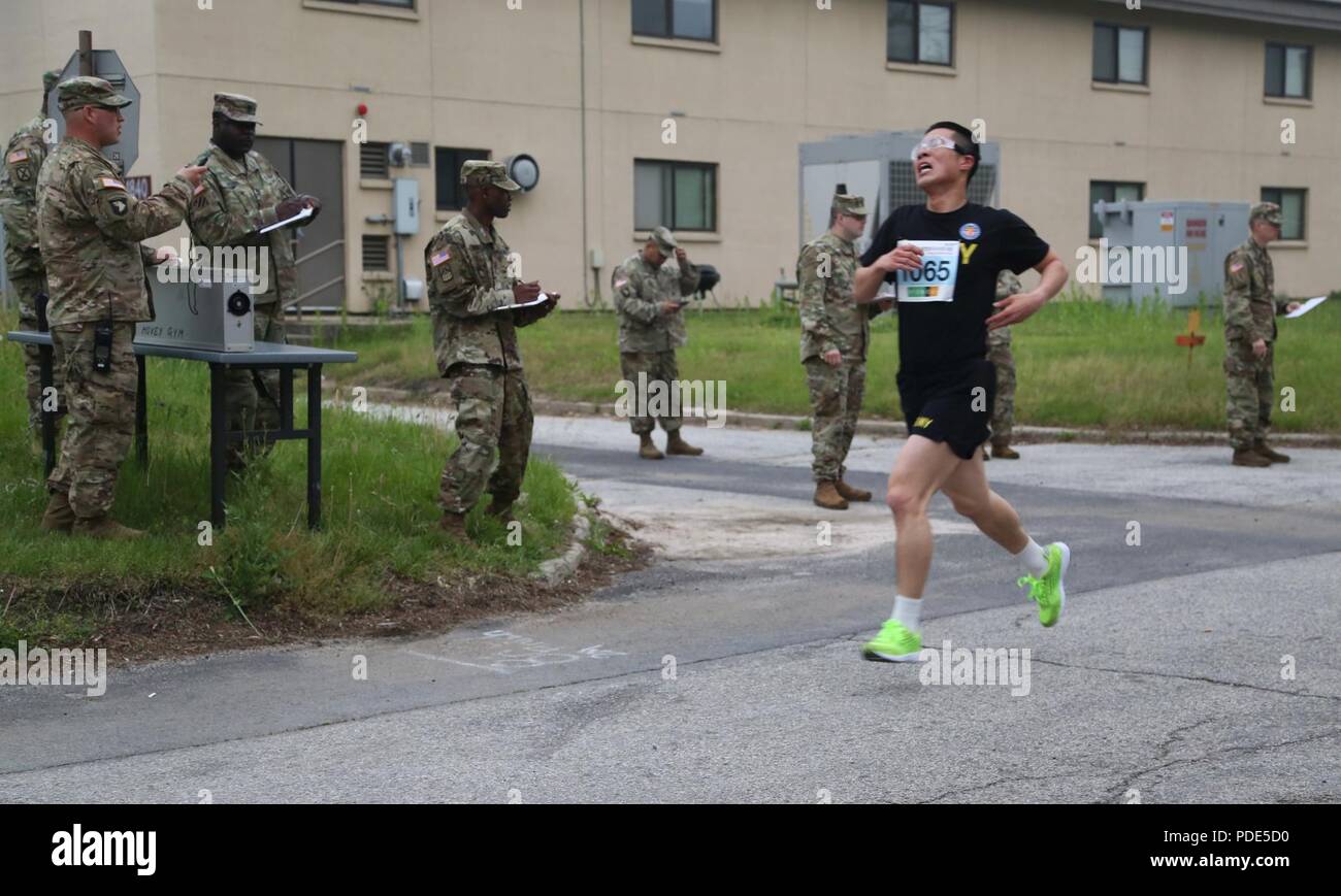 Us-Armee Pfc. Sie Kim, beheimatet in Incheon, Republik Korea, E Co, 2-1 ADA Bataillon, 35 BDE, Camp Carroll zugewiesen, führt eine zwei Kilometer laufen in der Armee körperliche Fitness Test während der Achten Armee 2018 besten Krieger Wettbewerb, im Camp Casey, der Republik Korea, 14. Mai 2018 statt. Die Achte Armee besten Krieger Wettbewerb wird gehalten, zu erkennen und die qualifiziertesten Junior wählen Sie Soldaten und nicht-Officer achte Armee bei der US-Army Pacific besten Krieger Konkurrenz an Schofield Barracks, HI darzustellen in Auftrag gegeben. Der Wettbewerb wird auch die Officer, Warr erkennen Stockfoto