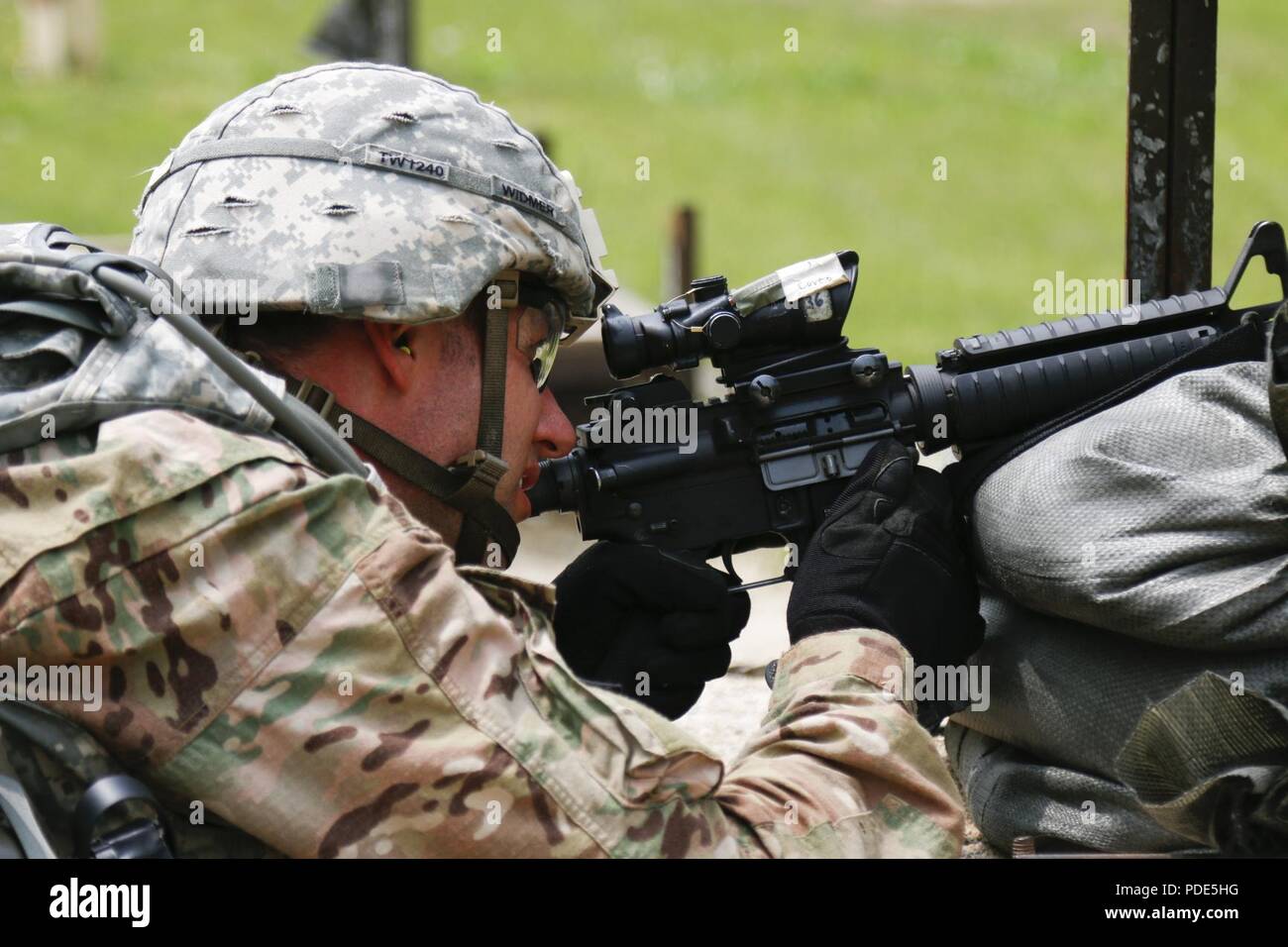 Sgt. 1. Klasse Terrance Widmer, ein Eingeborener von Ancona, IL, 2 Infanterie Division, engagiert sich ein Ziel in den Stress schießen Ereignis während der Achten Armee besten Krieger Wettbewerb, im Camp Casey, der Republik Korea, 14. Mai statt. Die Achte Armee BWC erkennt und wählt die am besten qualifizierten Junior eingetragen und nicht-Officer achte Armee bei der US-Army Pacific besten Krieger Konkurrenz an Schofield Barracks, HI, im Juni zu vertreten in Auftrag gegeben. Der Wettbewerb wird auch die Officer, Warrant Officer und koreanischen Augmentation der US-Armee Soldaten erkennen an der Achten Armee leve Stockfoto