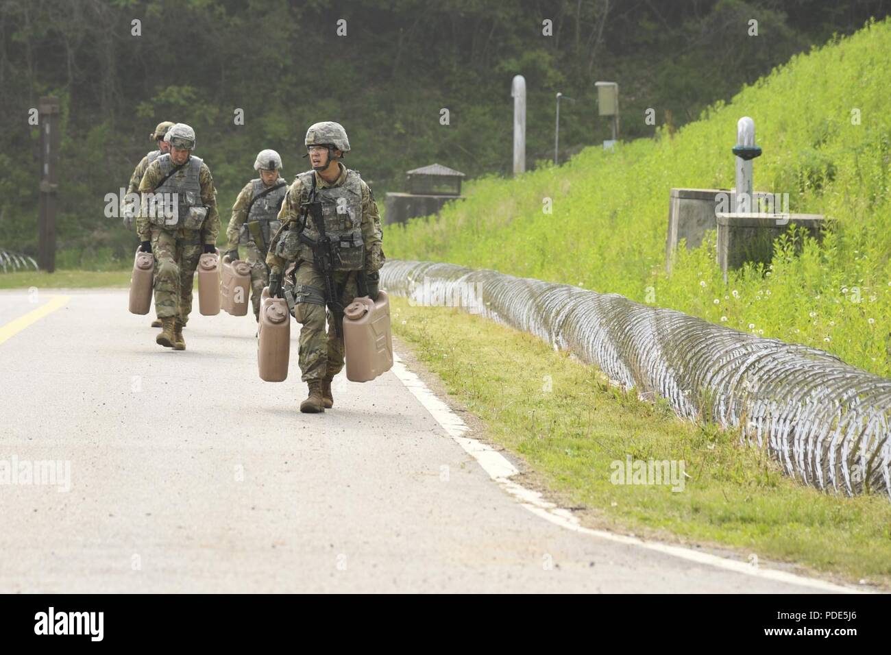 Wettbewerber tragen 5-Gallone Wasser Container am Stress schießen Ereignis während der Achten Armee besten Krieger Wettbewerb, im Camp Casey, der Republik Korea, 14. Mai statt. Die Achte Armee BWC erkennt und wählt die am besten qualifizierten Junior eingetragen und nicht-Officer achte Armee bei der US-Army Pacific besten Krieger Konkurrenz an Schofield Barracks, HI, im Juni zu vertreten in Auftrag gegeben. Der Wettbewerb wird auch die Officer, Warrant Officer und koreanischen Augmentation der US-Armee Soldaten erkennen an der Achten Armee. Stockfoto