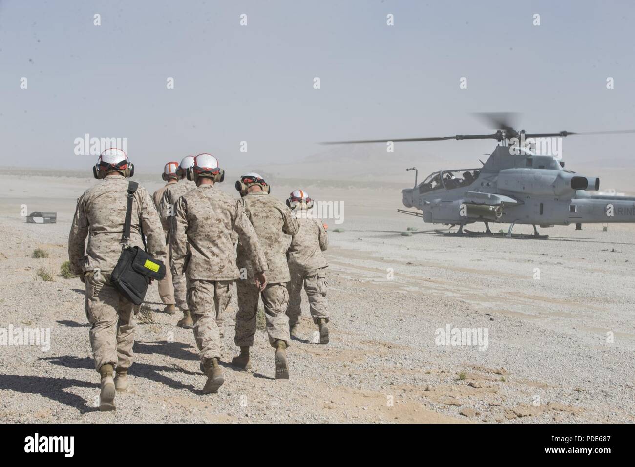 Us Marine Corps Flugzeuge ordnance Techniker mit Marine Light Attack Helicopter Squadron 367 während der integrierte Ausbildung Übung (ITX) 3-18 an Bord Marine Corps Air Ground Combat Center, Twentynine Palms, Calif., 14. Mai 2018. ITX ist ein groß angelegtes, kombiniert - arme Training Übung zur Bekämpfung bereit Kräfte in der Lage, die als integrierte Marine Air-Task Force zu produzieren. Stockfoto