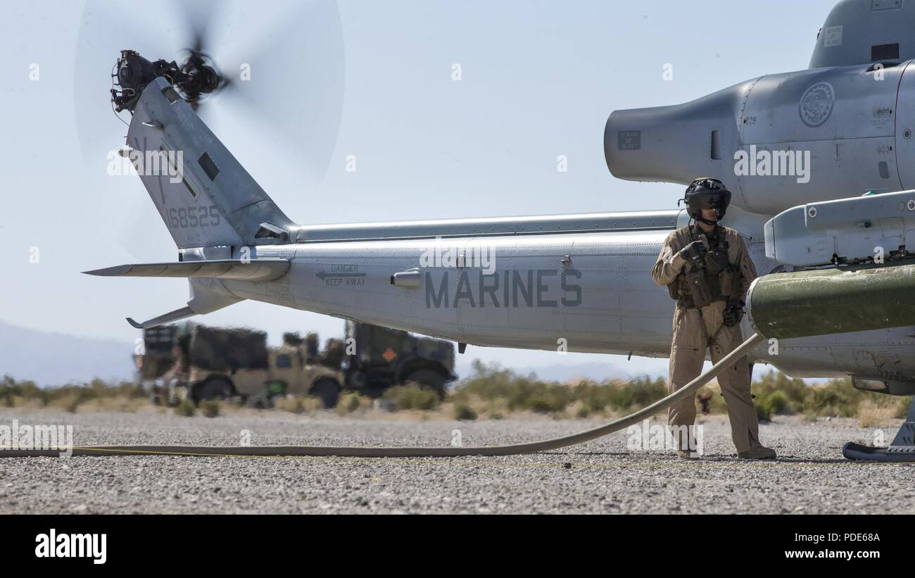 Ein U.S. Marine Corps Piloten mit Marine Light Attack Helicopter Squadron 367 Kraftstoffe eine AH-1Z Super Cobra bei einer Scharfschaltung und Auftanken während der integrierte Ausbildung Übung (ITX) 3-18 an Bord Marine Corps Air Ground Combat Center, Twentynine Palms, Calif., 14. Mai 2018. ITX ist ein groß angelegtes, kombiniert - arme Training Übung zur Bekämpfung bereit Kräfte in der Lage, die als integrierte Marine Air-Task Force zu produzieren. Stockfoto