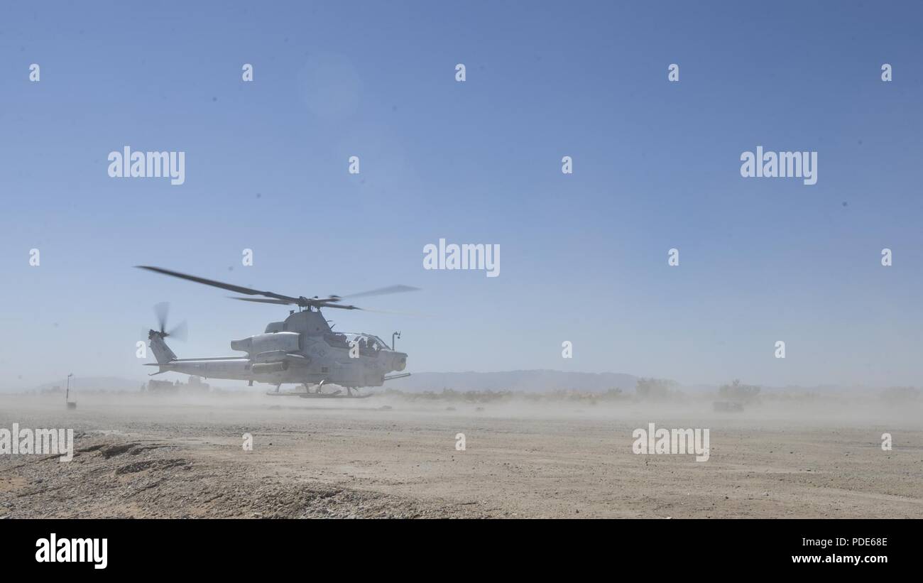 Ein U.S. Marine Corps AH-1Z Super Cobra Marine Light Attack Helicopter Squadron 367 zugewiesen ist, aus einem vorwärts Bewaffnung und Auftanken während der integrierte Ausbildung Übung (ITX) 3-18 an Bord Marine Corps Air Ground Combat Center, Twentynine Palms, Calif., 14. Mai 2018. ITX ist ein groß angelegtes, kombiniert - arme Training Übung zur Bekämpfung bereit Kräfte in der Lage, die als integrierte Marine Air-Task Force zu produzieren. Stockfoto