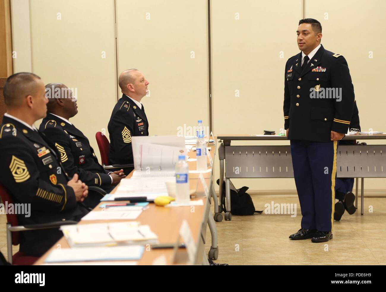 U.S. Army Chief Warrant Officer 2 William Uhila, beheimatet in Fremont, Kalifornien, zu den 65 medizinische Brigade zugeordnet, Antworten eine Frage an der Warrant Officer bei der Achten Armee 2018 besten Krieger Wettbewerb, im Camp Casey, der Republik Korea, 16. Mai 2018 statt. Die Achte Armee besten Krieger Wettbewerb wird gehalten, zu erkennen und die qualifiziertesten Junior wählen Sie Soldaten und nicht-Officer achte Armee bei der US-Army Pacific besten Krieger Konkurrenz an Schofield Barracks, HI darzustellen in Auftrag gegeben. Der Wettbewerb wird auch erkennen die Top Performing Officer, Warrant Officer ein Stockfoto