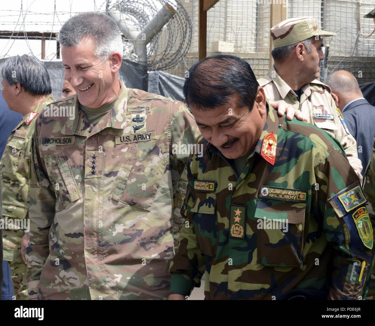 TARIN KOWT, Afghanistan (14. Mai 2018) - US-Armee General John W. Nicholson, der entschlossenen Unterstützung Mission und US-Forces-Afghanistan Commander, teilt ein Lachen mit Afghanischen Nationalen Armee (ANA) Gen. Imam Nazar, 205Th Corps Commander, bei einem Besuch im Zug, Beraten und Unterstützen Command-South Region, 14. Mai 2018. Stockfoto TARIN KOWT, Afghanistan (14. Mai 2018) - US-Armee General John W. Nicholson, der entschlossenen Unterstützung Mission und US-Forces-Afghanistan Commander, teilt ein Lachen mit Afghanischen Nationalen Armee (ANA) Gen. Imam Nazar, 205Th Corps Commander, bei einem Besuch im Zug, Beraten und Unterstützen Command-South Region, 14. Mai 2018. Stockfoto