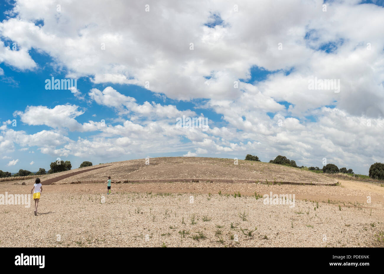 Kinder erhalten in der Nähe der Dolmen de Soto Grabhügel. Dies ist die am meisten importat Hünengräber in der Provinz Huelva, Spanien Stockfoto